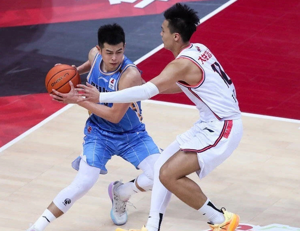 kaiyun sports-在对抗情境中运用足球技战术配合